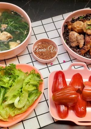 Hình của món Cơm nhà với các món gà.