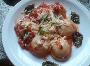 Una foto de Sorrentinos relleno cordero con salsa caprese