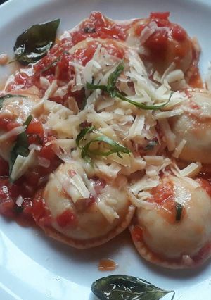 Una foto de Sorrentinos relleno cordero con salsa caprese