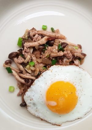 Foto resep Sunny side up dan tumis jamur