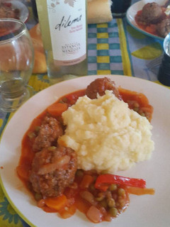Una foto de Albóndigas con pure cremoso