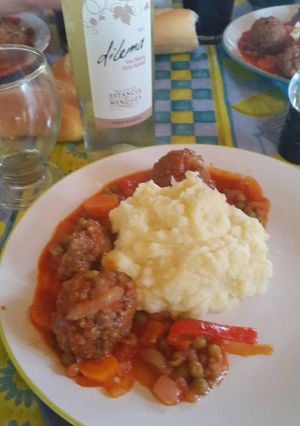 Una foto de Albóndigas con pure cremoso