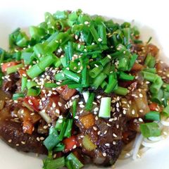 A picture of Zhajiang brown rice noodle炸酱米线.