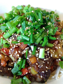 A picture of Zhajiang brown rice noodle炸酱米线.
