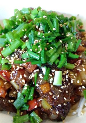 A picture of Zhajiang brown rice noodle炸酱米线.