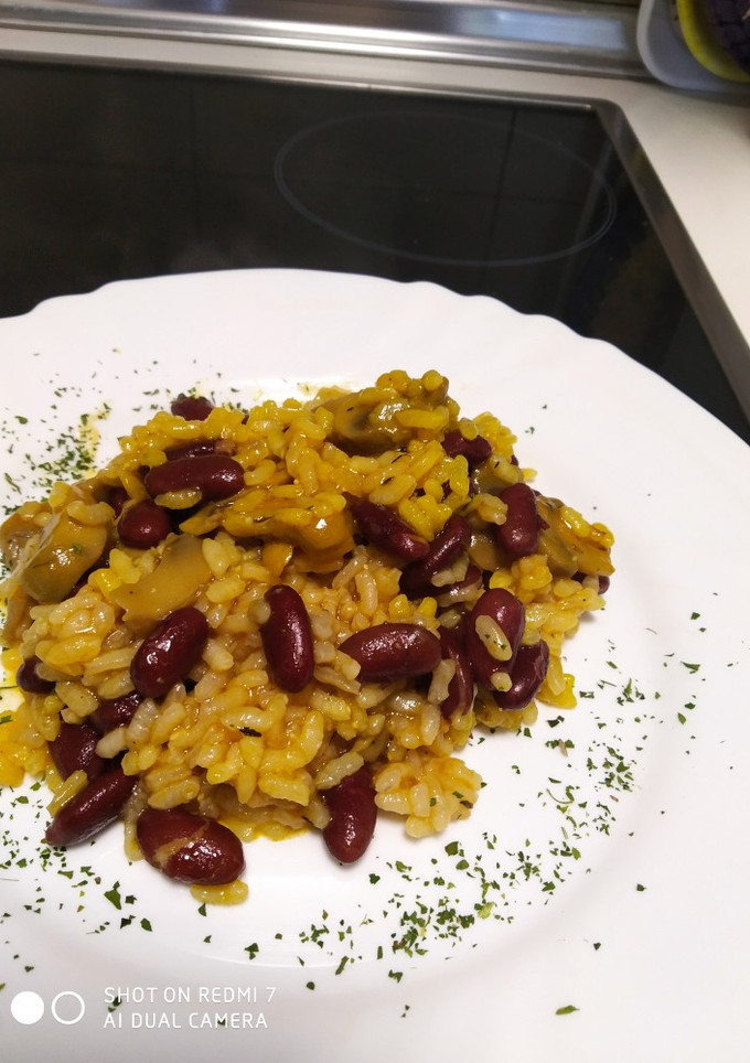 Una foto de Arroz con habichuelas pintas y champiñones
