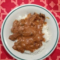 A picture of Beef stroganoff.
