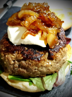 Una foto de Hamburguesa de Ternera con Philadelphia y cebolla caramelizada