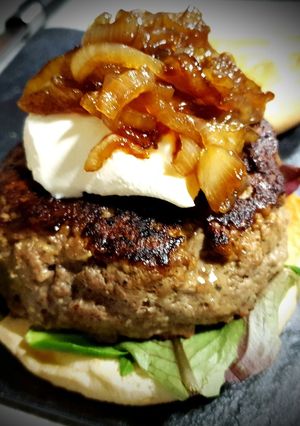 Una foto de Hamburguesa de Ternera con Philadelphia y cebolla caramelizada