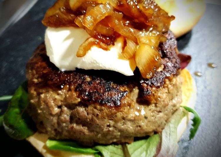 Hamburguesa de Ternera con Philadelphia y cebolla caramelizada