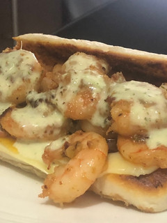 Una foto de Sándwich de camarones 🦐