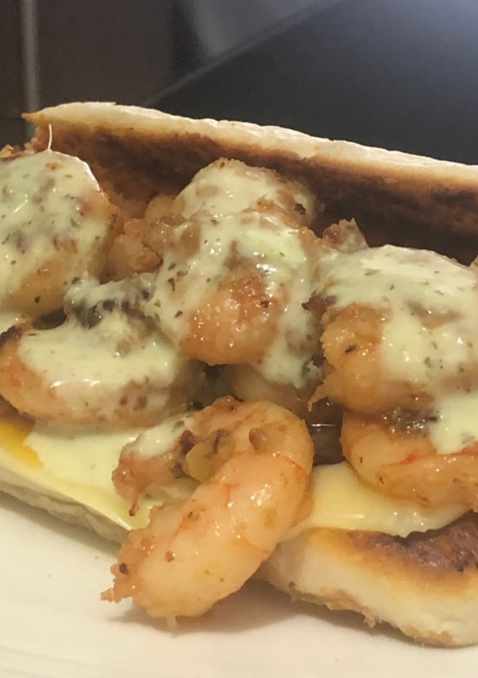 Una foto de Sándwich de camarones 🦐