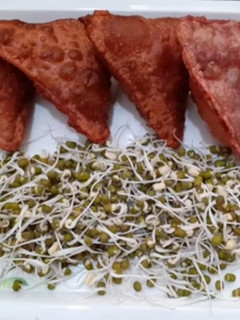 முளைவிட்ட பச்சை பயிறு சமோசா(Sprouts samosa) செய்முறை முக்கிய புகைப்படம்
