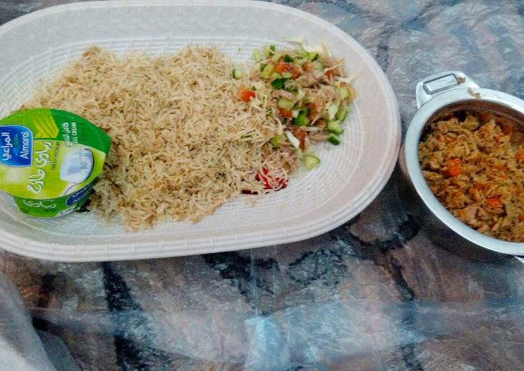 أرز بالبخار مع سلطة بالسمك المشوي