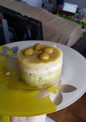 Una foto de Causa limeña de atún y patitas de cangrejo