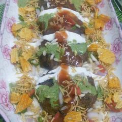 A picture of Aloo tikki chat.