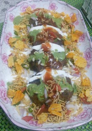 A picture of Aloo tikki chat.