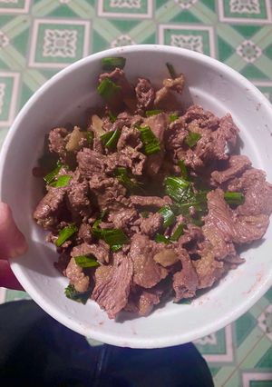 Hình của món Thịt ngựa xào lá tỏi.