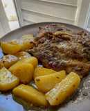 Χοιρινές μπριζόλες λεμονάτες με πατάτες στο φούρνο