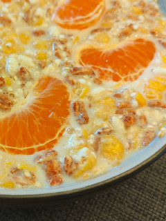 Una foto de Desayuno fitness de mandarina con cacahuete en polvo desgrasado