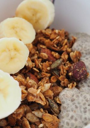 Une photo de Granola maison et pudding de graines de chia