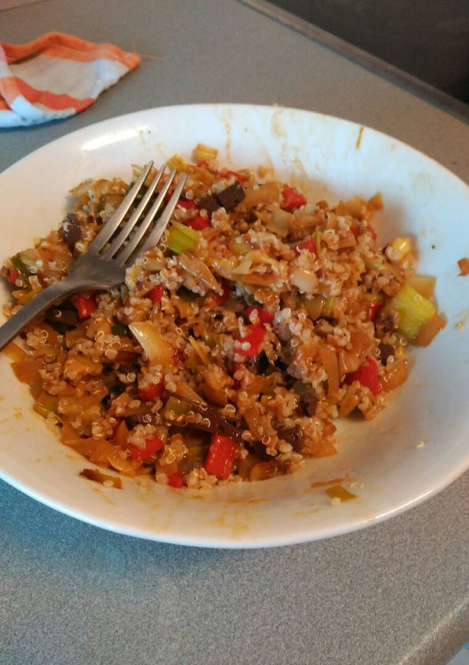Una foto de Quinoa y bulgur con verduras y salsa de ostras