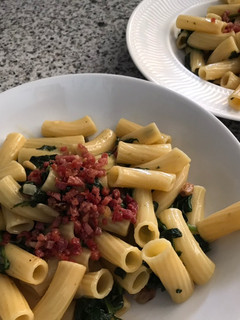 Una foto de Pasta con espinacas