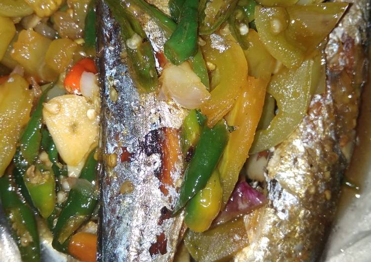 Resep Haloo semua, aku hari ini masak ikan pindang cabe ijo... 😋 yang Enak
