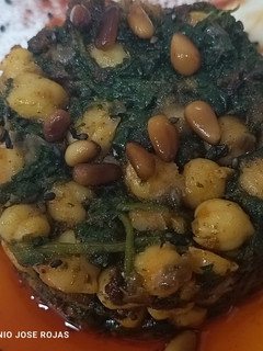 Una foto de Timbal de garbanzos y espinacas con morcilla