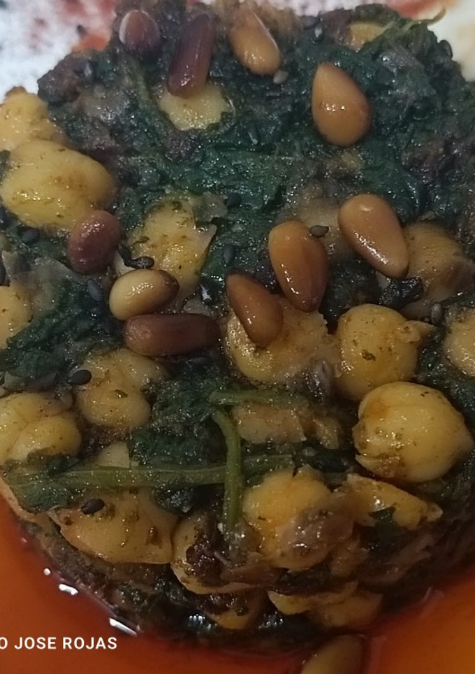 Una foto de Timbal de garbanzos y espinacas con morcilla