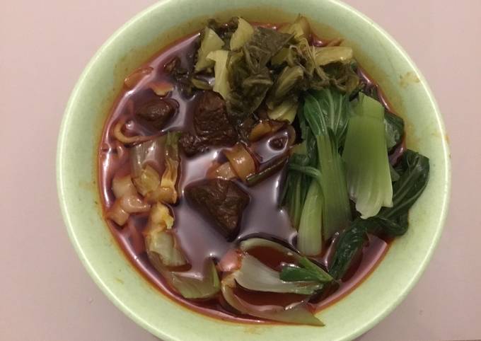 台灣牛肉麵 (Táiwān niúròu miàn) Taiwanese Beef Noodles Soup
