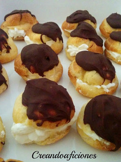 Una foto de Profiteroles de nata y chocolate