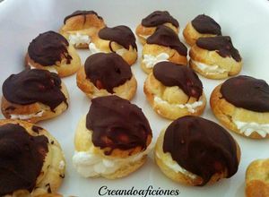 Foto principal de Profiteroles de nata y chocolate