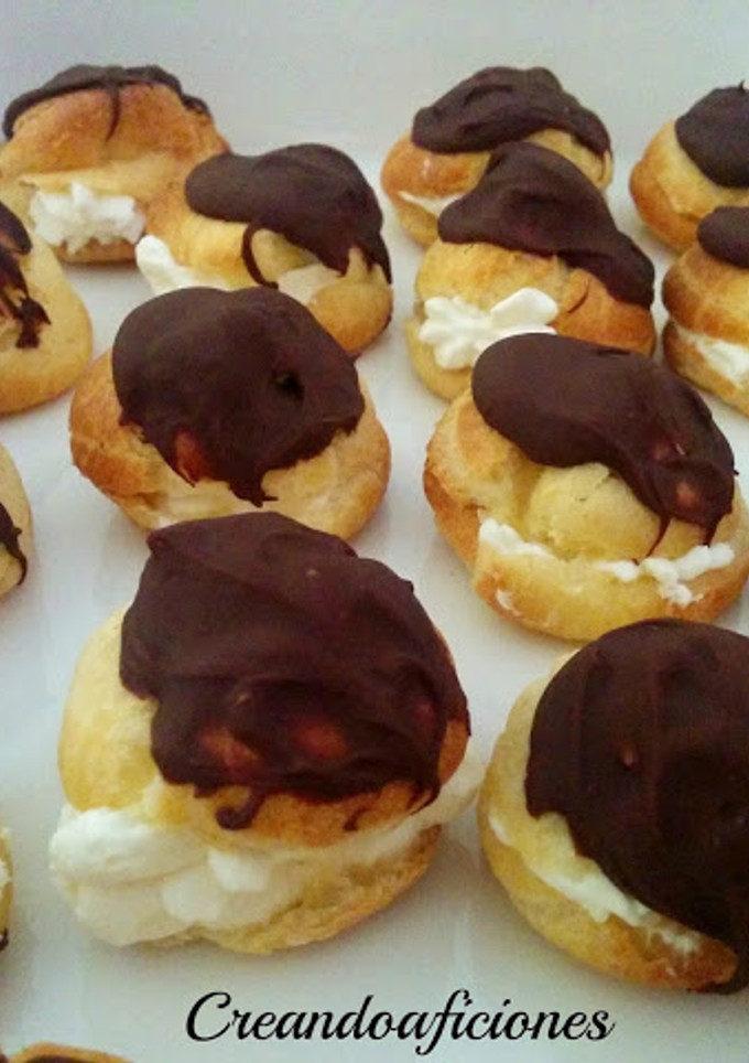 Una foto de Profiteroles de nata y chocolate