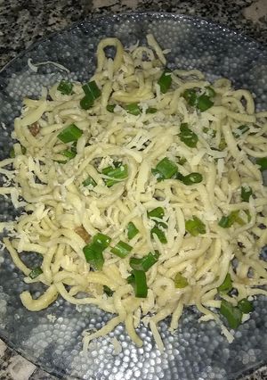 Una foto de Fideos caseros con crema de leche y cebolla de verdeo