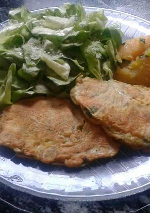 Una foto de Pescado marinado con ajo, limón y tempura de cilantro!