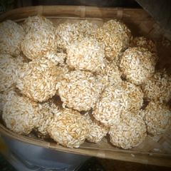 A picture of Murmura jaggery laddus.
