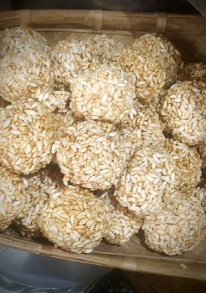 A picture of Murmura jaggery laddus.