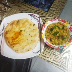 A picture of Chole kulche.