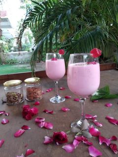 રોઝ લસ્સી (Rose Lassi Recipe in gujarati) રેસીપી મુખ્ય ફોટો