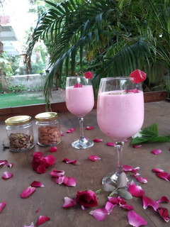 રોઝ લસ્સી (Rose Lassi Recipe in gujarati) રેસીપી મુખ્ય ફોટો