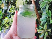 Una foto de coctel de hierbabuena