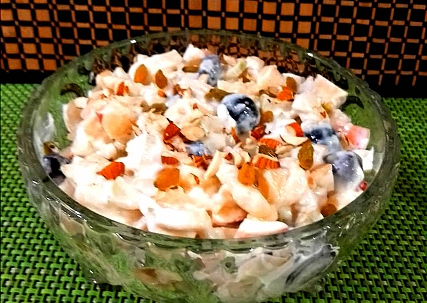 Fruit salad with yoghurt