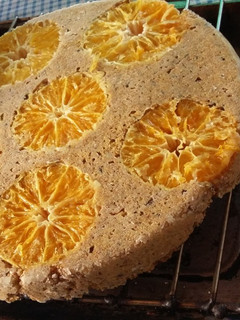 Una foto de Torta con harina integral o blanca invertida de naranjas (vegan)!