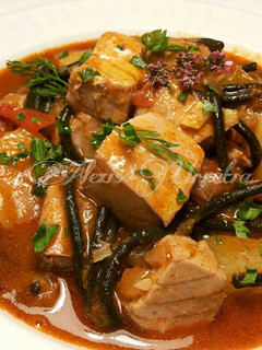Una foto de Cazuela de atún rojo fresco, con fideos negros y patatas
