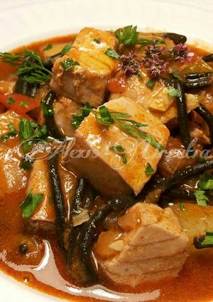 Foto principal de Cazuela de atún rojo fresco, con fideos negros y patatas