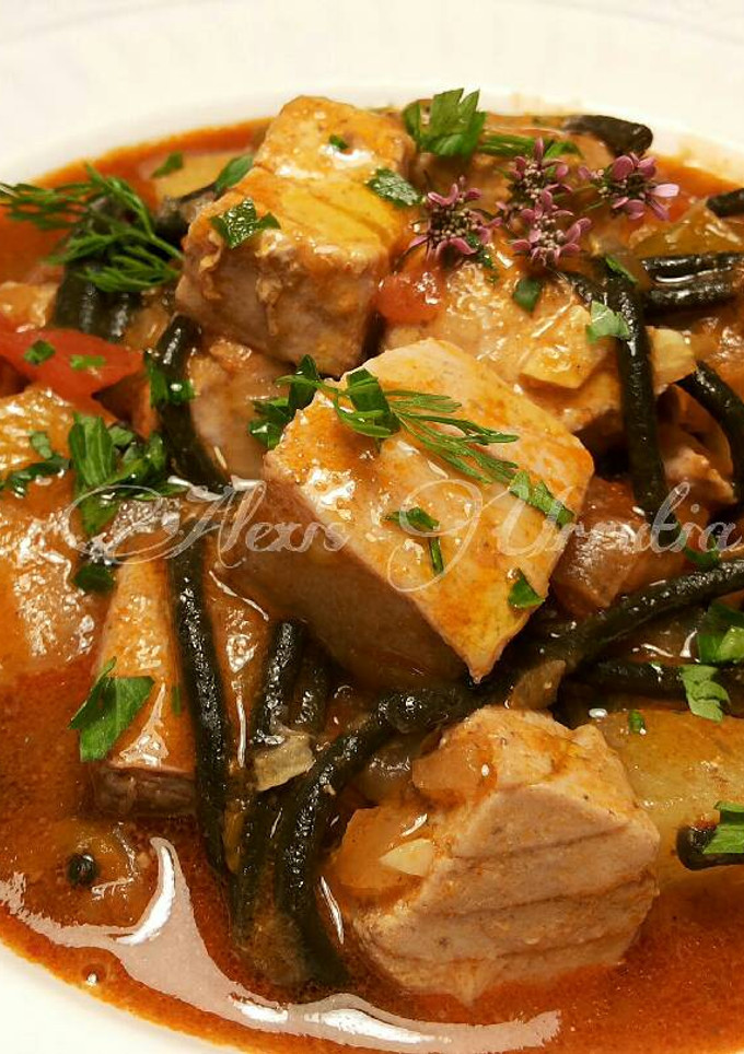 Una foto de Cazuela de atún rojo fresco, con fideos negros y patatas