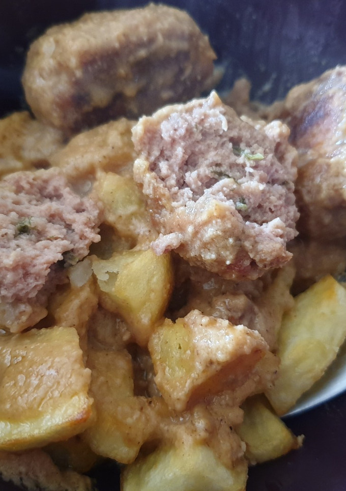 Una foto de Albóndigas con bacon y salsa de almendras