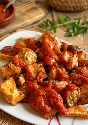 Una foto de Patatas con Salsa Brava Estilo Jordi Cruz