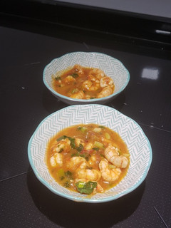 Una foto de Gambas en salsa de tomate picante